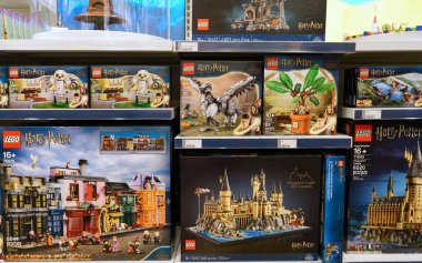 Oyuncakçıda Lego setlerinin görüntüsü