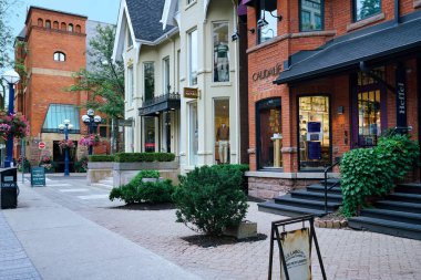 Toronto 'nun Yorkville alışveriş bölgesi, eski Viktorya dönemi evleri butiğe dönüştürüldü.