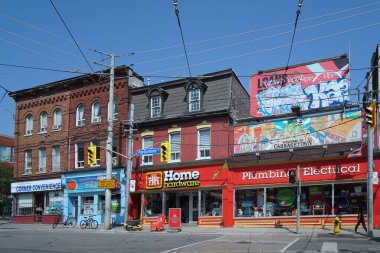 Toronto Cabbagetown 'daki 19. yüzyıl binalarındaki renkli dükkanlar
