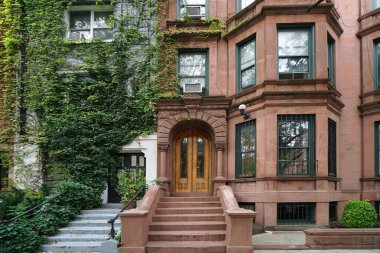 New York şehri, sarmaşıklı eski kasaba evleri.