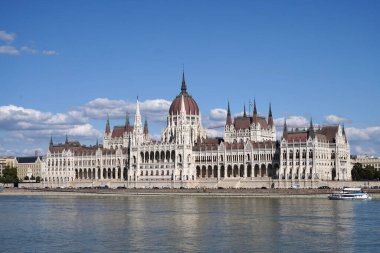 Macaristan 'ın 1902 yılında açılan süslü gotik parlamento binası, demokratik, komünist ve faşist olmak üzere çok farklı hükümetlere sahne oldu.