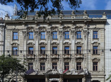 Budapeşte 1800 'lerin sonu ve 1900' lerin başından kalma süslü barok süslemeleri olan binalarla dolu.