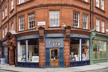 Londra 'nın Kensington ilçesinin lüks bağımsız dükkanları var.