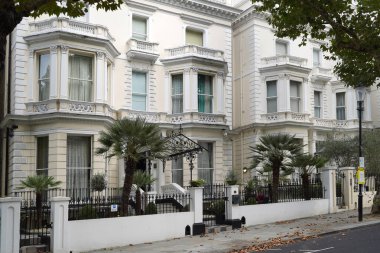 Londra 'nın Kensington ilçesindeki lüks kasaba evleri.