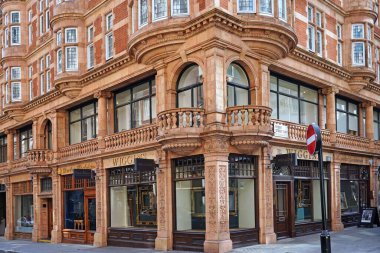 Londo 'nun St. James bölgesindeki süslü binalardaki zarif dükkanlar.