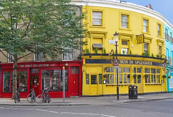 Londra 'nın Notting Hill bölgesinde renkli bağımsız dükkanlar var.