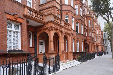 Londra 'nın Sloane Meydanı bölgesinde eski kahverengi tuğlalı evler.