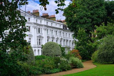 Londra 'nın merkezinde kapalı bir bahçeye bakan zarif eski daireler ya da evler.