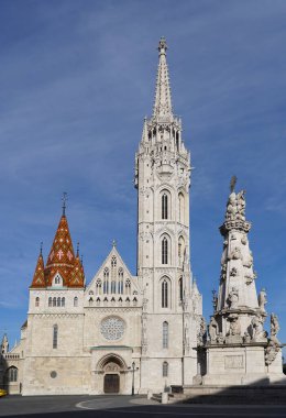 Budapeşte 'deki Castle Hill' deki Matthias Kilisesi, 14. yüzyılda inşa edilmiş tarihsel açıdan önemli bir gotik kilise.
