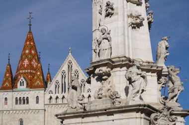 Budapeşte 'deki Castle Hill' deki Matthias Kilisesi 'nde veba anıtı detaylarıyla