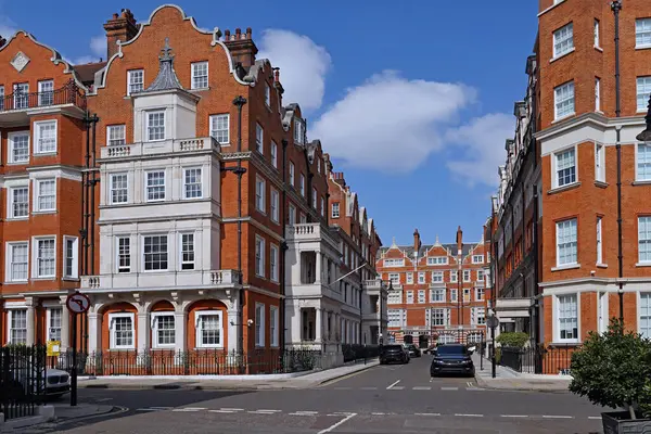 Londra 'nın Mayfair bölgesindeki zarif eski apartmanlar.