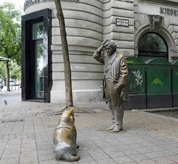 Budapeşte Falk Sokağı 'ndaki bir heykel olan Kolumbo rolünde Peter Falk' a Macar atasının adını verdiği iddia ediliyor.