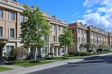 Taş süslemeli zarif tuğlalı evler.