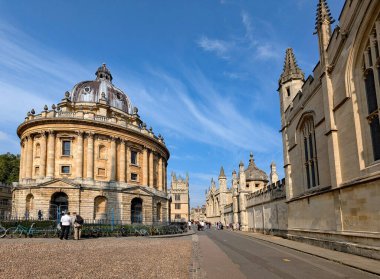 Oxford Üniversitesi 'nin genel görünümü, solunda Radcliffe Kamera Kütüphanesi binası ve sağında Gotik Tüm Ruhlar Koleji.