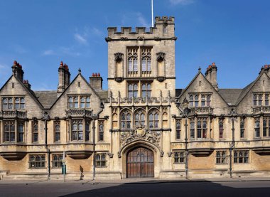 Brasenose Koleji, Oxford Üniversitesi, ana caddeye bakan karmaşık taş süslemeler.