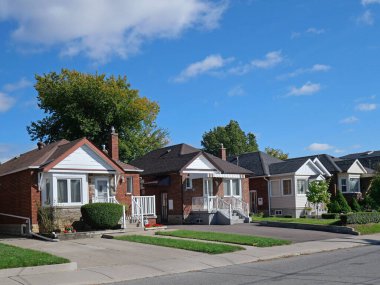 Küçük tuğlalı bungalovları olan cadde