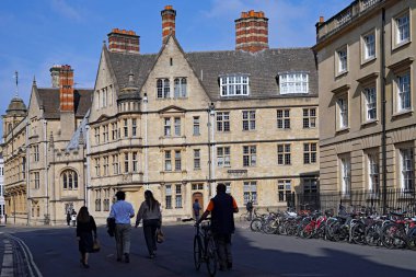 Oxford Üniversitesi, New College Lane yolunda yürüyen öğrenciler