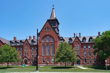 Vermont Üniversitesi 'nin en eski binası olan Old Mill, 1825 yılında inşa edildi ve köşe taşı Marquis de Lafayette tarafından dikildi.