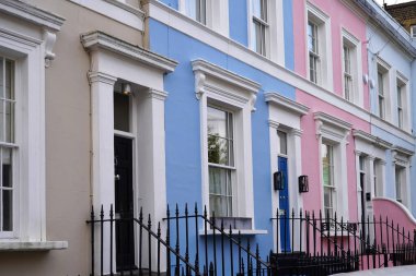 Pastel renkli sıva evler Londra 'nın Notting Hill bölgesinde tipik