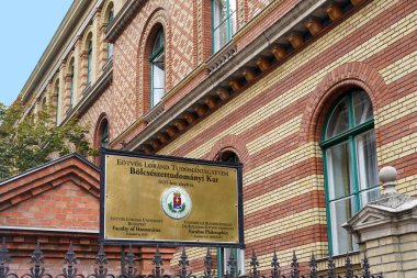 Budapeşte Üniversitesi kampüsüne giriş