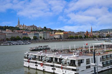 Tuna Nehri 'ndeki nehir teknelerinin arkasında Buda tepesi var.