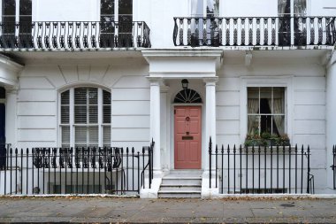 Orta Londra yerleşim bölgelerinin tipik beyaz sıva evleri