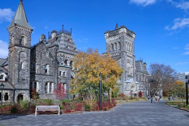 Toronto Üniversitesi sonbahar yeşillikleri, Üniversite Koleji Binası