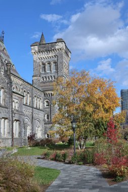 Toronto Üniversitesi sonbahar yeşillikleri, Üniversite Koleji Binası