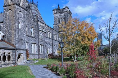 Toronto Üniversitesi sonbahar yeşillikleri, Üniversite Koleji Binası