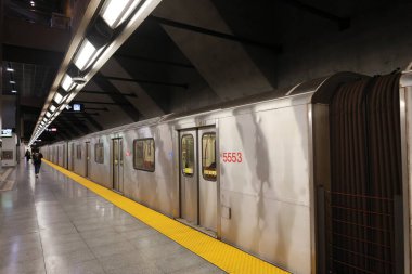 Toronto, Kanada - 8 Kasım 2024: York Üniversitesi istasyonunda modern paslanmaz çelik metro treni