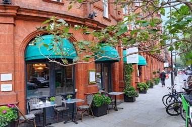 Londra 'nın Sloane Meydanı' nda kaldırımda masaları olan bir kafe.