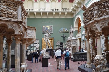 Victoria ve Albert Müzesi, gerçek boyutlu klasik heykellerin kopyaları.