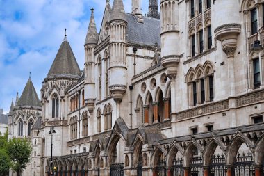 Londra 'daki Kraliyet Adalet Divanı' nın dekore edilmiş Viktorya dönemi gotik mimarisi