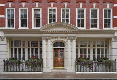 Londra, profesyonel ofisler için bina cephesi, korkuluklarda çiçekler.