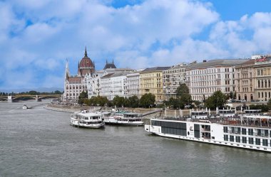 Macar Parlamentosu ve tur tekneleriyle Tuna Nehri kıyısı