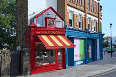 Londra, İngiltere - 20 Eylül 2024: Londra 'nın Chelsea bölgesindeki küçük binalarda renkli mağazalar