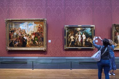 Londra, İngiltere - 22 Eylül 2024, Ulusal Sanat Galerisi, Peter Paul Rubens 'in çalışmalarına odaklanan oda, solda Sabine Kadınlarının Tecavüzü, ve sağda Paris' in Hükmü