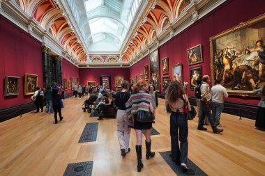 Londra, İngiltere - 22 Eylül 2024, Ulusal Sanat Galerisi, Klasik mitolojik temaları tasvir eden eski usta resimleriyle dolu büyük bir oda