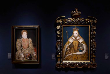 Ulusal Portre Galerisi, Kraliçe I. Elizabeth 'in yan yana portreleri, orta yaşlı ve taç giyme cüppeli genç bir kadın.