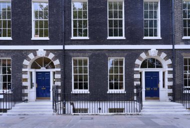 1700 'lerin sonlarında Londra' nın Bloomsbury kentindeki Bedford Meydanı 'nda inşa edilen Gürcü konakları.
