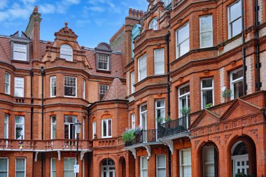 Londra, İngiltere, Sloane Meydanı yakınlarındaki eski kırmızı tuğlalı apartmanlar.