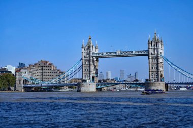 Thames Nehri 'ndeki kule köprüsünün arkasında Canary Wharf' taki uzak ofis binası var.