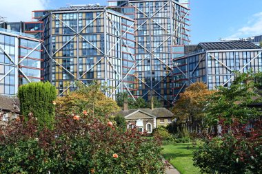 Hopton 'un Almshhouse' ları, 1730 'da Londra' nın Southwark bölgesinde kurulmuş, modern binalarla çevrili.