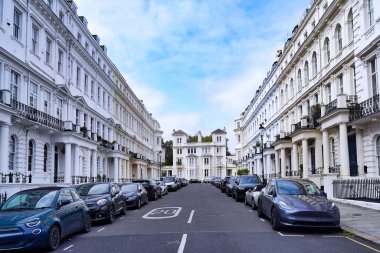 Kensington Londra İlçesi 'nde uzun sıra zarif beyaz konakları olan bir sokak.