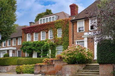 Kuzey Londra 'da büyük müstakil tuğlalı evler.