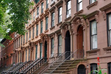 New York 'ta uzun bir sıra eski kumtaşı bina