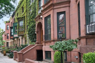 New York 'ta uzun bir sıra eski kumtaşı bina
