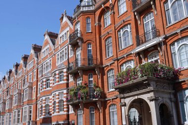 Londra 'nın Mayfair bölgesindeki zarif eski apartmanın önünde.