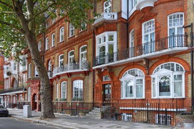 Londra 'nın Chelsea bölgesindeki zarif eski apartmanın önünde.