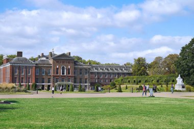 Kensington Bahçeleri 'nden geçerken, Kensignton Sarayı' ndan geçerken.